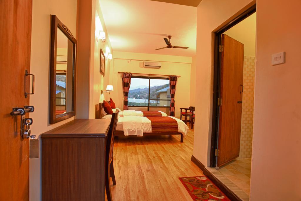 Hotel Lakefront Pokhara Kültér fotó