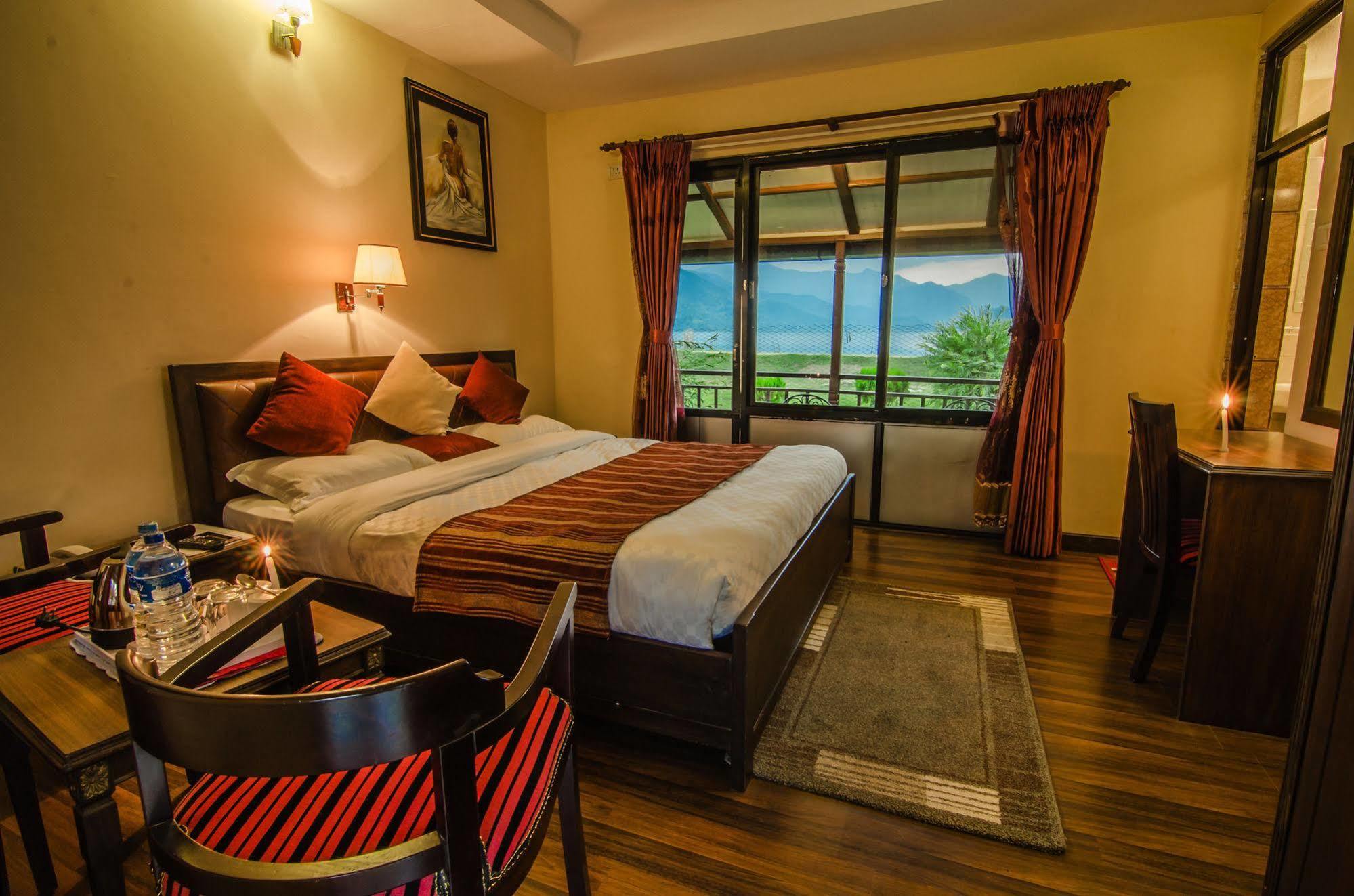 Hotel Lakefront Pokhara Kültér fotó