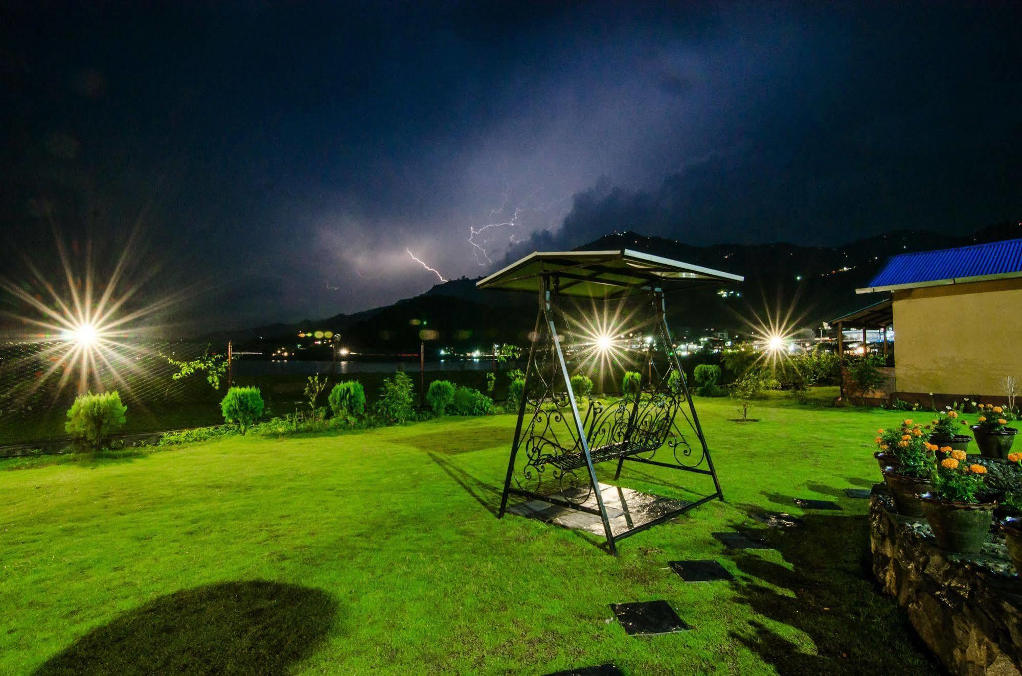 Hotel Lakefront Pokhara Kültér fotó